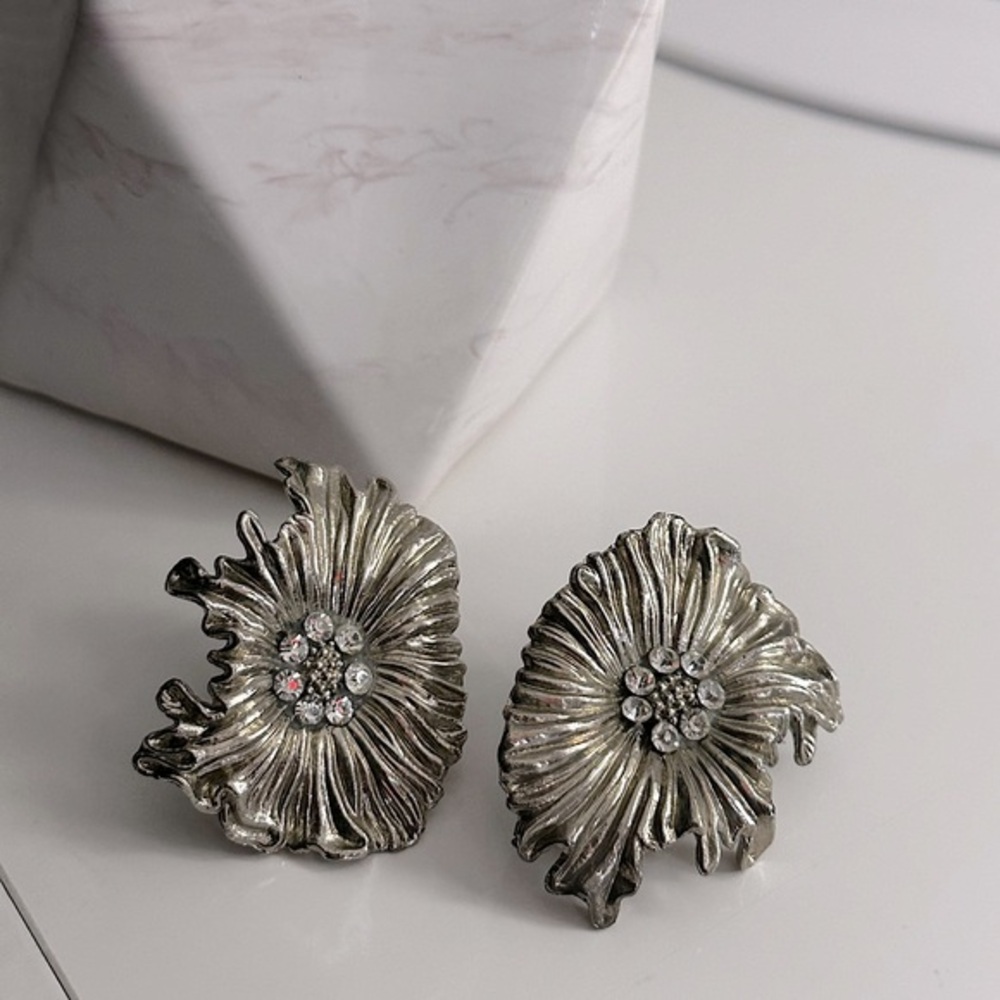Awesome Runway Silver Floral Earring | Clip On | Vintage | Lightweight | EUC